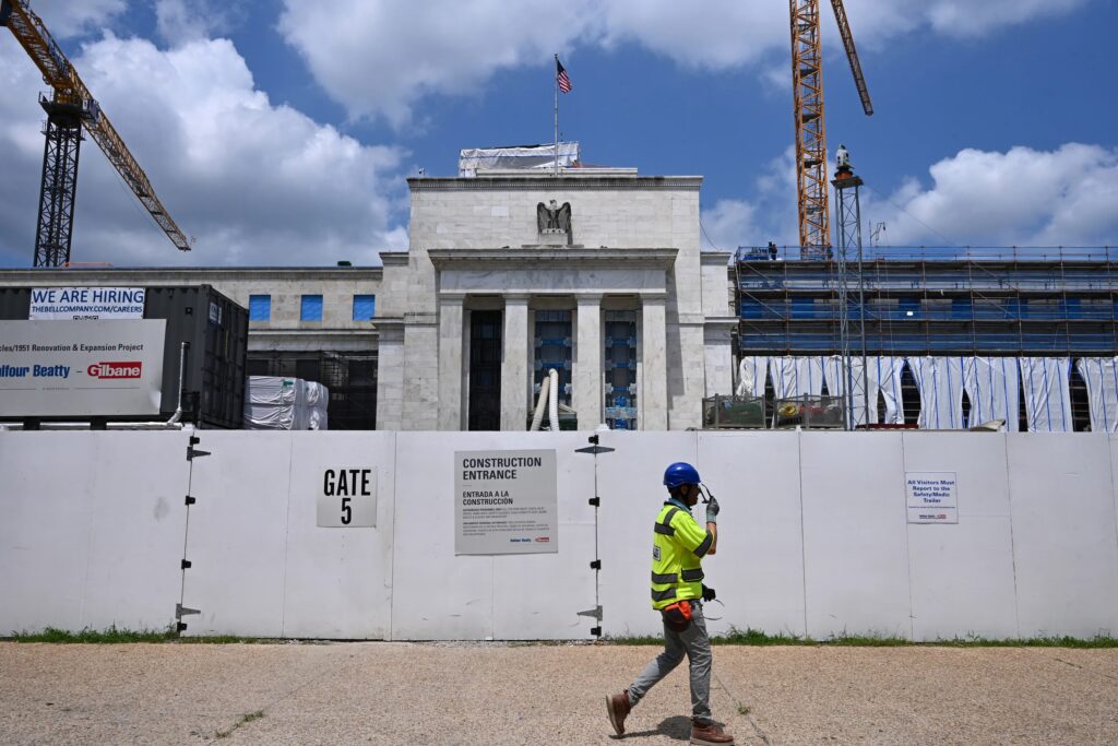 Fed Faces Pressure as Economy Shows Signs of Weakness