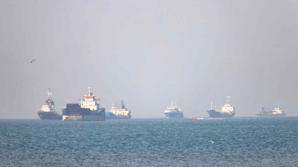 Hormuz Shipping Pause Ordered by Trump Move